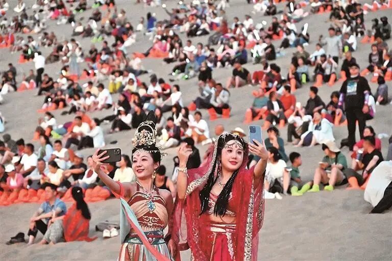 甘肃敦煌鸣沙山月牙泉星空演唱活动常态化运行。新华社发