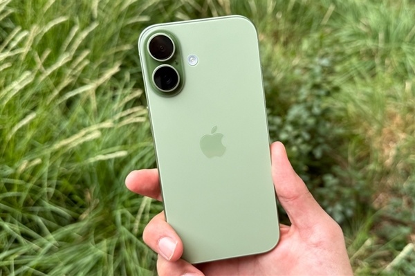 苹果也扛不住存储涨价!iPhone 18标配12GB内存 但屏幕缩水