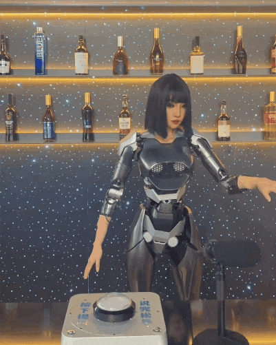 ▲ 仿生机器人“小柒”。图 / 作者供图