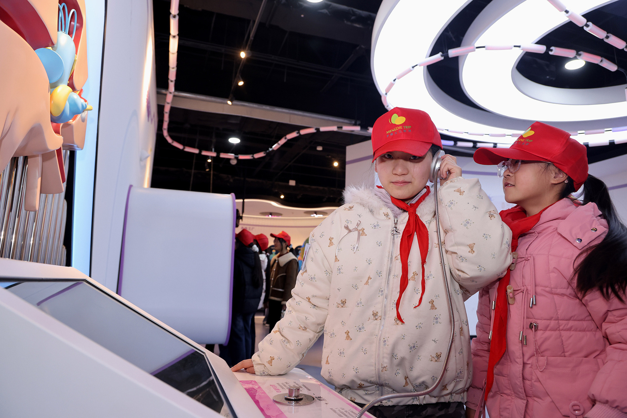 小学生在科技馆开展研学活动，感受科学魅力