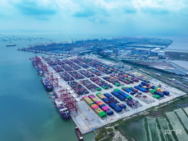 广州南沙港码头四期发展对比图:上图为2021年正在建设中的场景;下图为2025年7月运行时的场景(央广网发 黎其骏 摄)