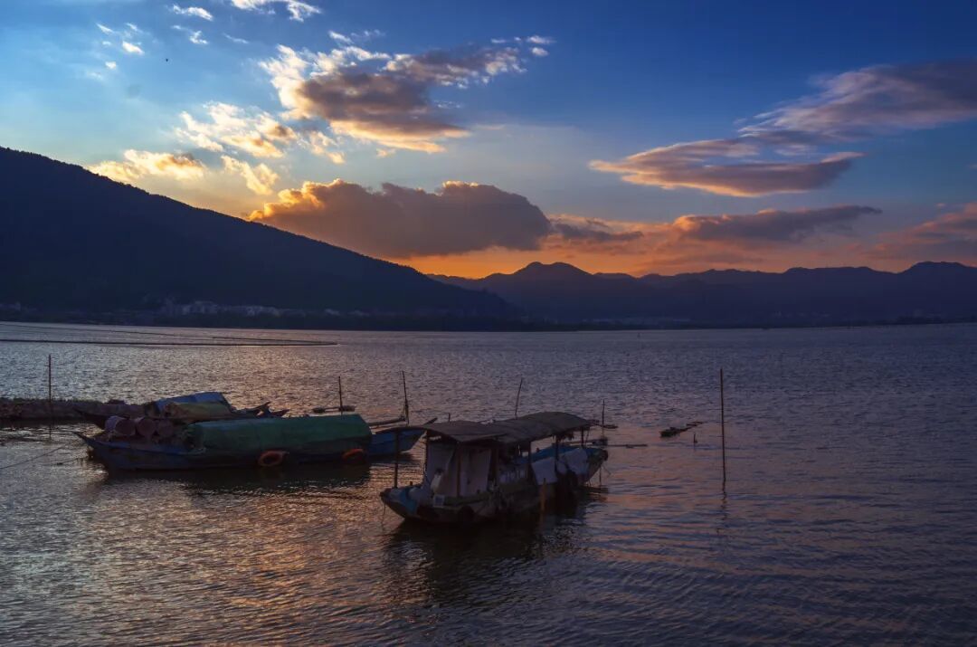 摄图网_701793603_昆明滇池黄昏时分静谧湖景_(企业商用).jpg