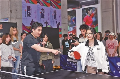 梁靖崑传授学生球技 供图/北京电影学院