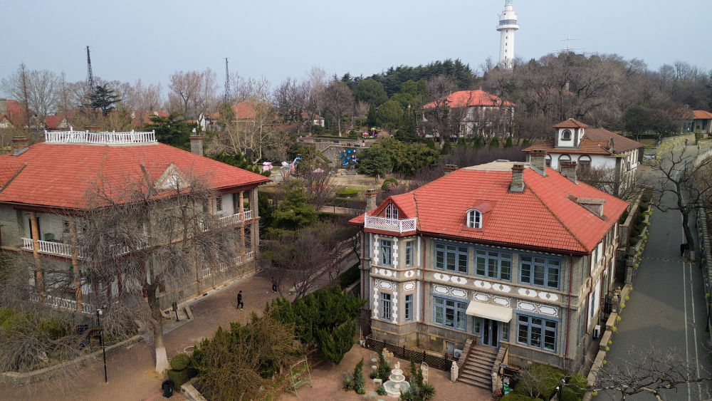 位于烟台市的烟台山近代建筑群（无人机照片）。新华社记者 徐速绘 摄