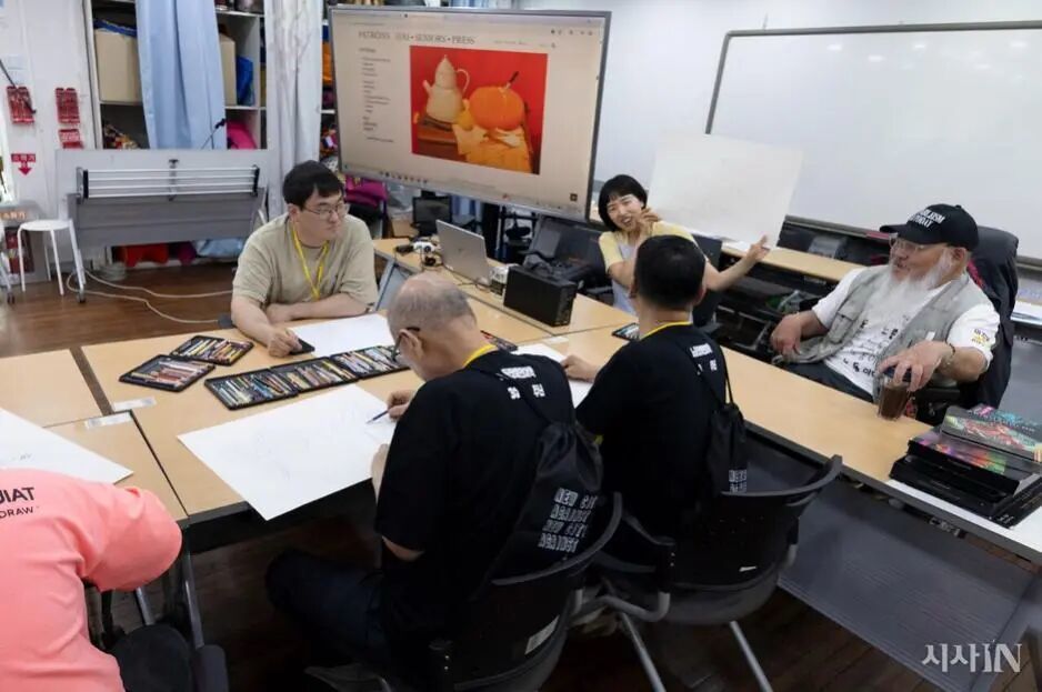 2026年5月14日，色动院部分住户在首尔一所残障人士夜校参加绘画课。（图源：韩国《时事IN》）