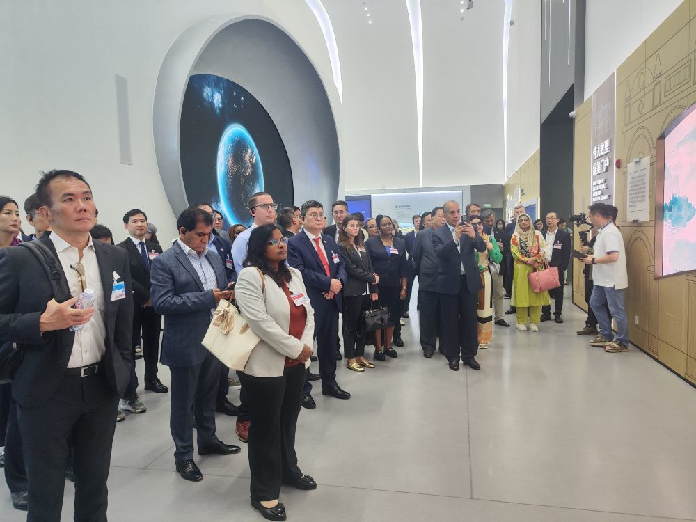 外国在港领团和商界参访团在广东省中山市翠亨新区规划馆参观（4月9日摄）。新华社发（王昕怡摄）