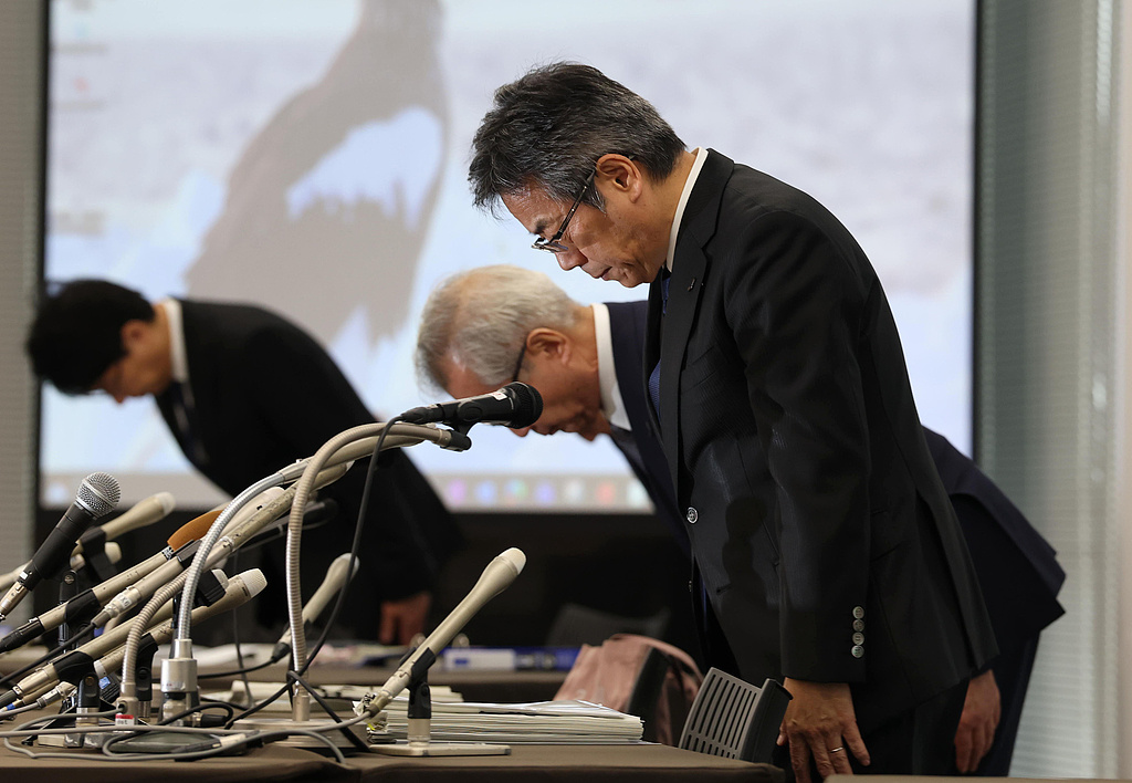 13日，日本中部电力公司社长林欣吾和董事长胜野哲在记者会上就篡改滨冈核电数据道歉。（视觉中国）