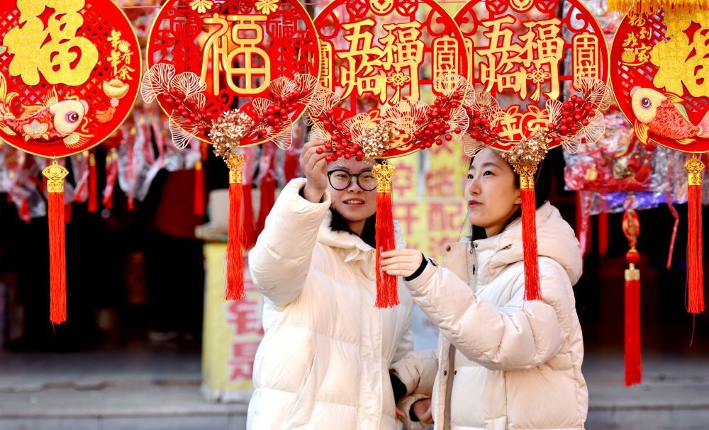1月27日，市民在河北省邢台市南和区年货大集选购春节饰品。新华社记者 王晓 摄