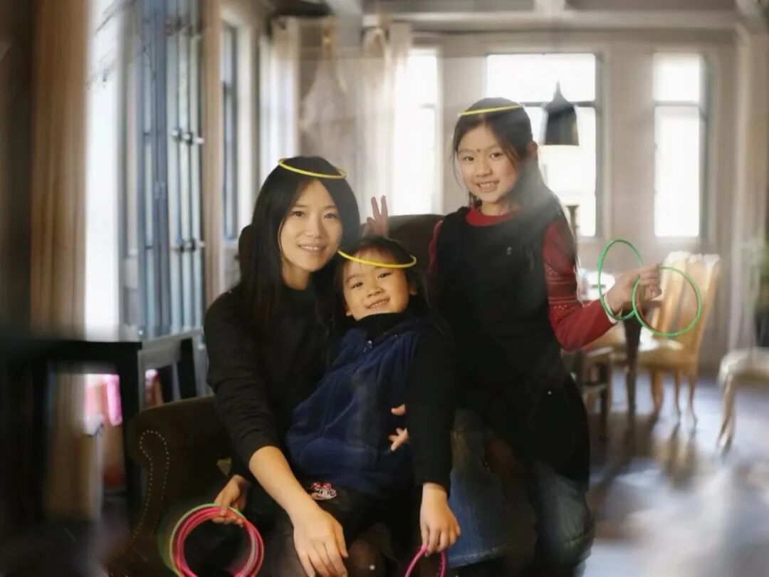 离婚时,女儿们还很小。(图/受访者供图)