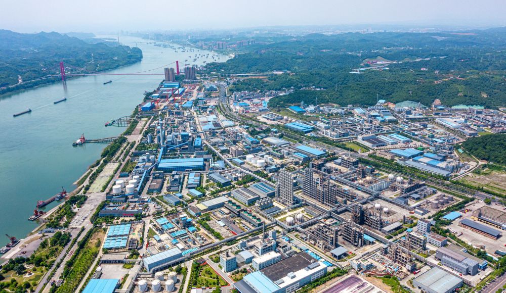 这是位于湖北省宜昌市的兴发集团宜昌新材料产业园（2024年5月28日摄，无人机照片）。湖北兴发集团是一家精细磷化工企业。近年来，企业加强技术攻关，增加环保投入，以科技创新推动产品转型升级，让全链条清洁生产成为可能，同时实现了产品从“论吨卖”到“论克卖”的高附加值转化。