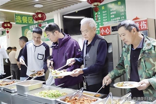 社区邻里食堂饭菜飘香 周梦 摄