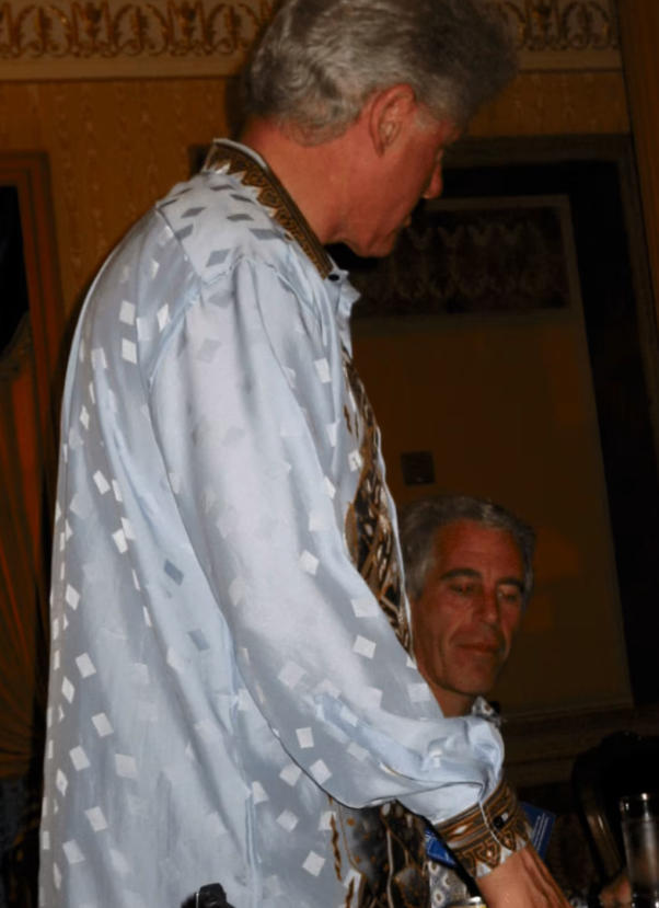 16次同飞、泳池同框,希拉里管这叫“做慈善”?