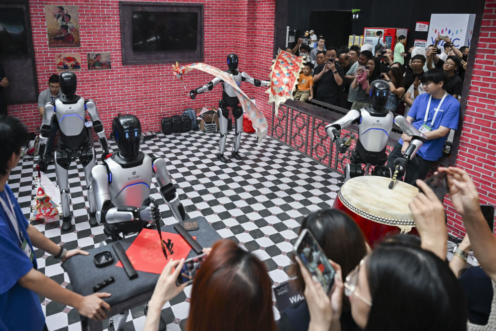 在上海2025世界人工智能大会上，智元机器人进行“才艺”展示，吸引参观者驻足观看（2025年7月29日摄）。新华社记者 陈浩明 摄