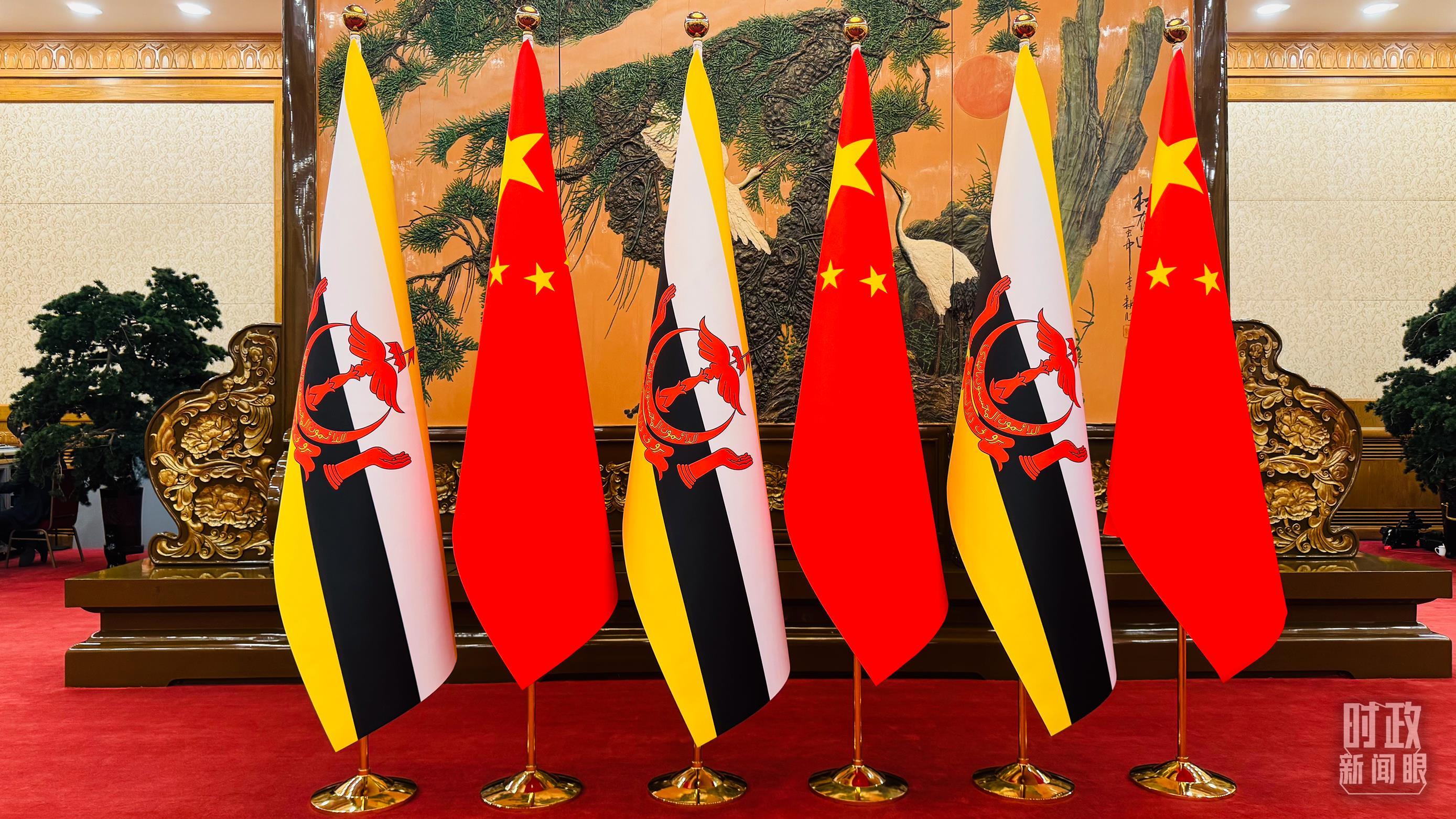 △会见厅摆放的中文两国国旗。（总台央视记者黄茜拍摄）