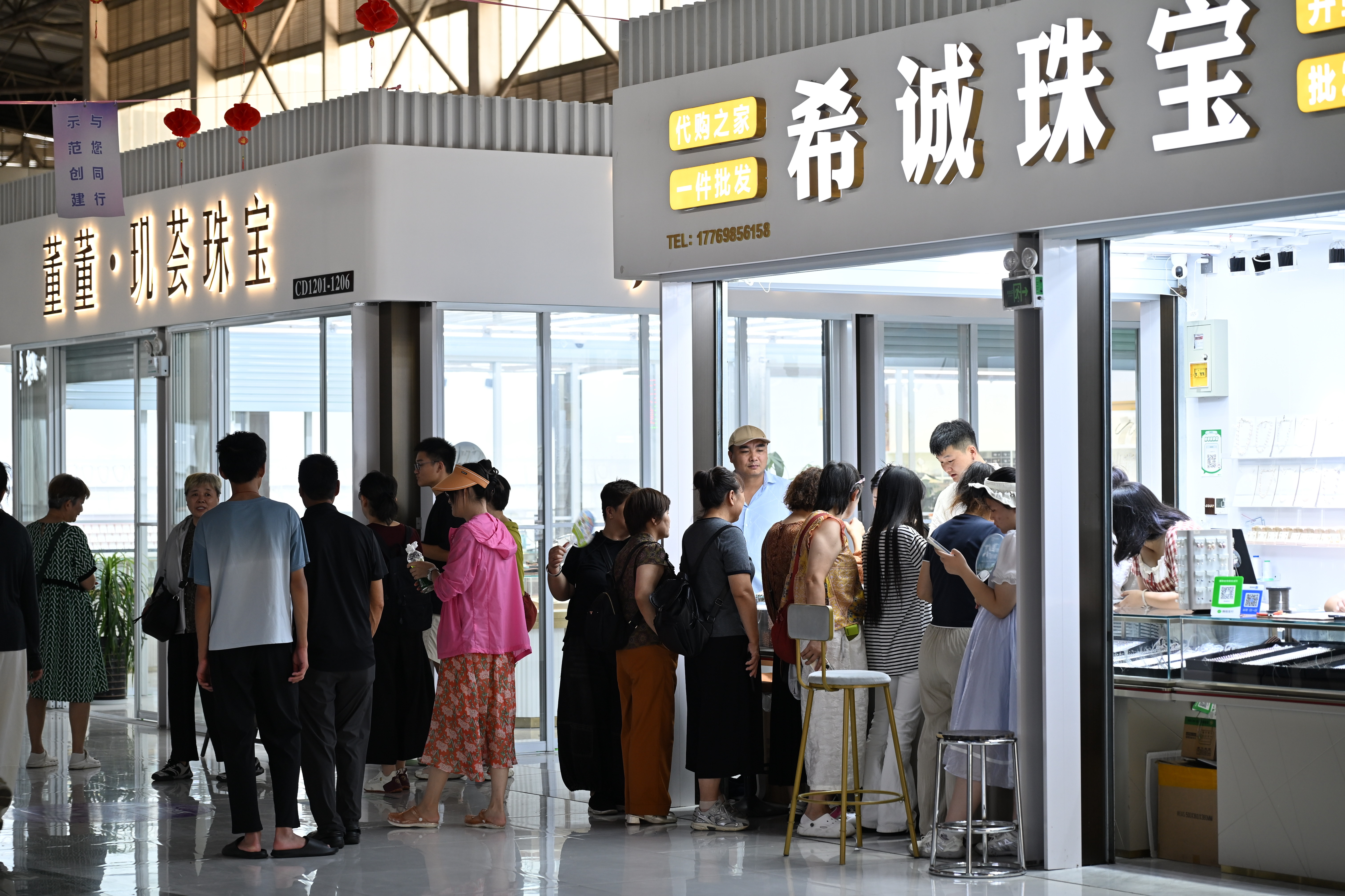 游客到诸暨华东国际珠宝城的商铺看珍珠