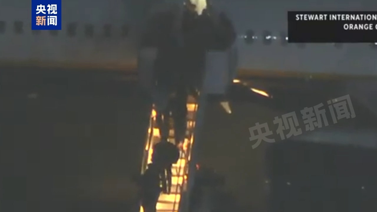 △当地时间1月3日晚,载有马杜罗的飞机抵达美国纽约一处军事基地,马杜罗正在走下舷梯。