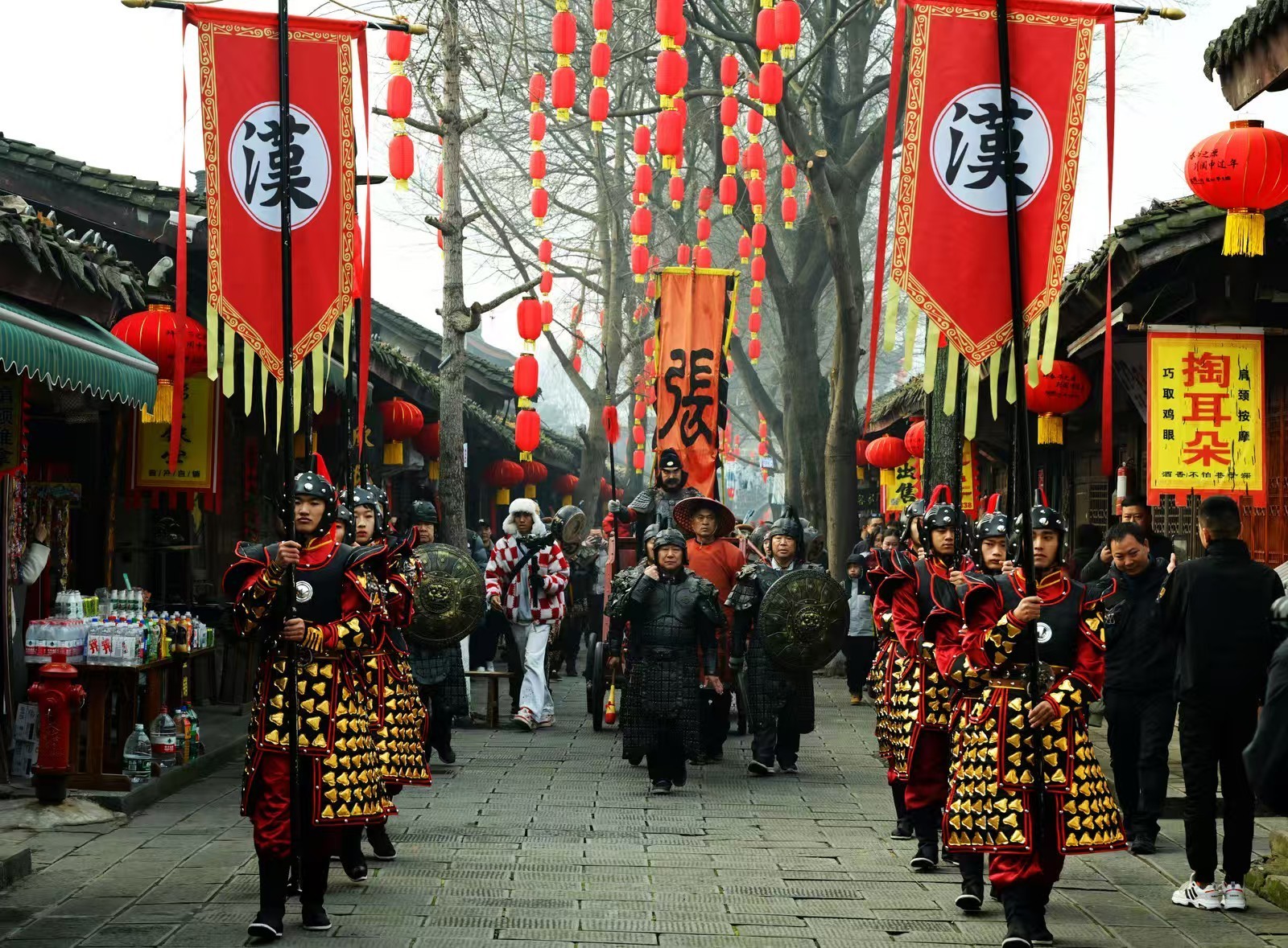 非遗代表性项目走进阆中古城街头。