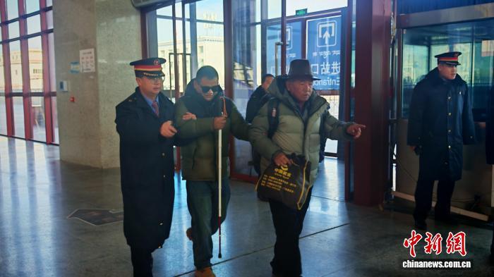 图为日喀则站客运工作人员帮扶盲人进站候车。拉萨车务段 供图