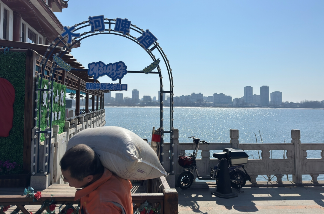 ◆3月12日,丹东鸭绿江畔一家专营朝鲜啤酒的酒吧正在进行装修。(图源:韩联社)
