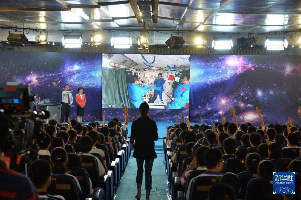 2013年6月20日10时许，我国首次太空授课开始。这是在中国人民大学附属中学太空授课地面课堂，同学们举手向航天员王亚平提问。新华社记者 李鑫 摄