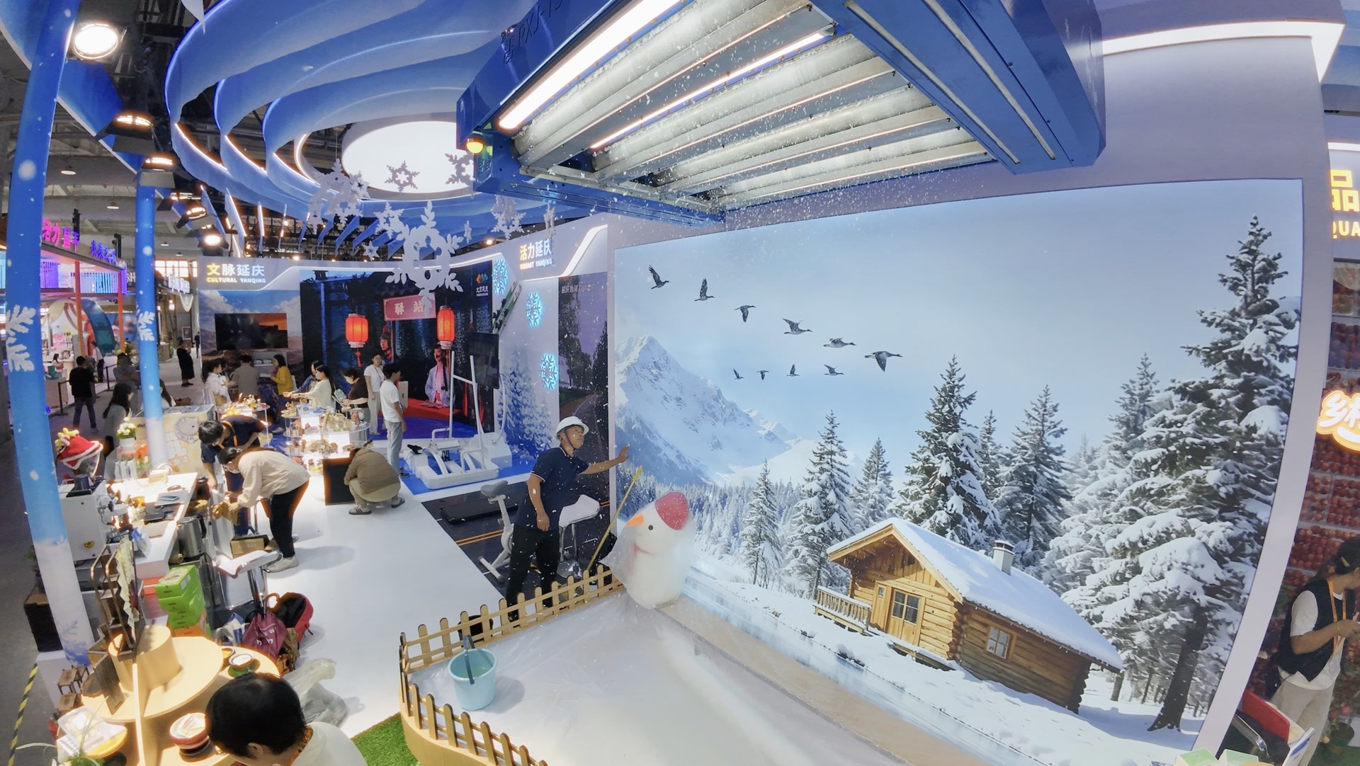 文旅服务专题延庆展区现场调试人工降雪装置，漫天雪花飘落，结合冰雪主题大屏，营造沉浸式冰雪文旅场景，集中展示延庆冰雪文旅特色资源。北京日报记者 潘之望摄