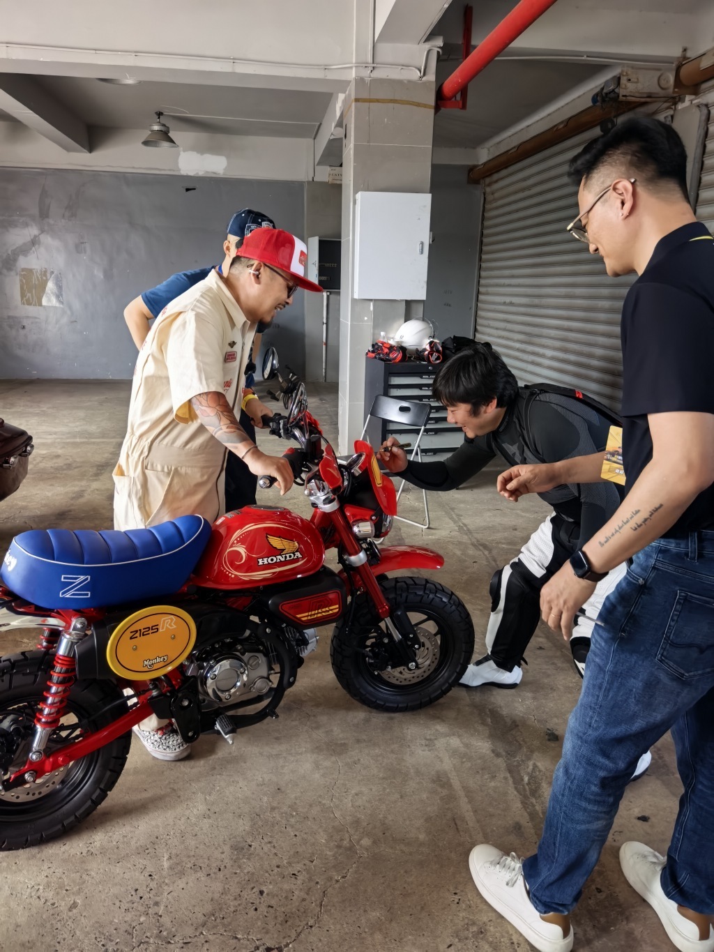 张雪现场检查机车