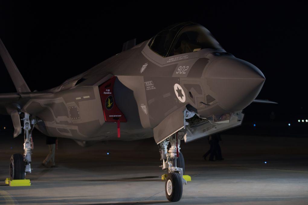 2016年12月12日，一架F-35战机停放在以色列内瓦提姆空军基地。新华社
