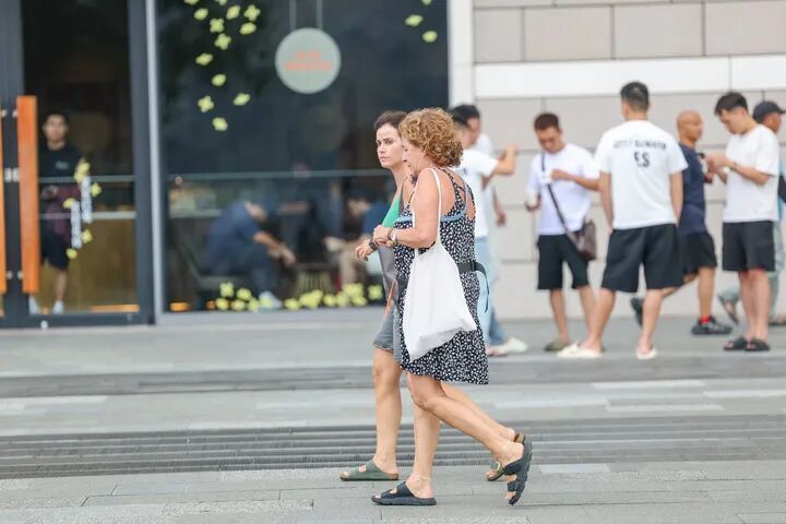8月10日，外国游客在重庆市渝中区朝天门广场游玩。新华社记者 黄伟 摄
