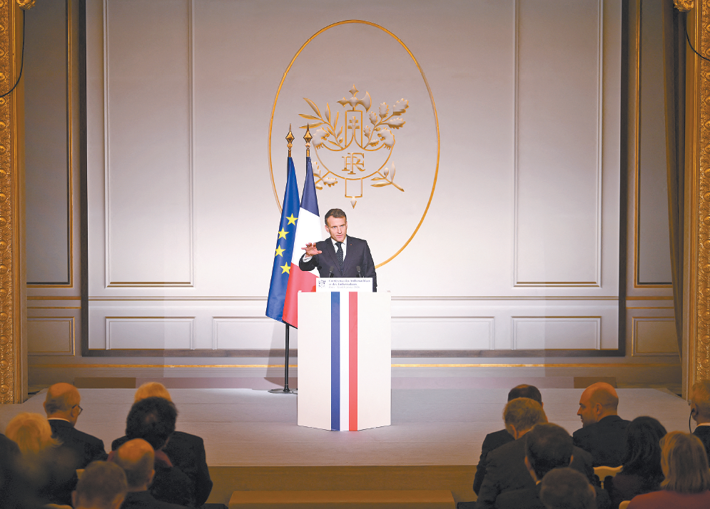 当地时间8日,巴黎,法国总统马克龙在爱丽舍宫出席法国驻外使节年度会议。(视觉中国)