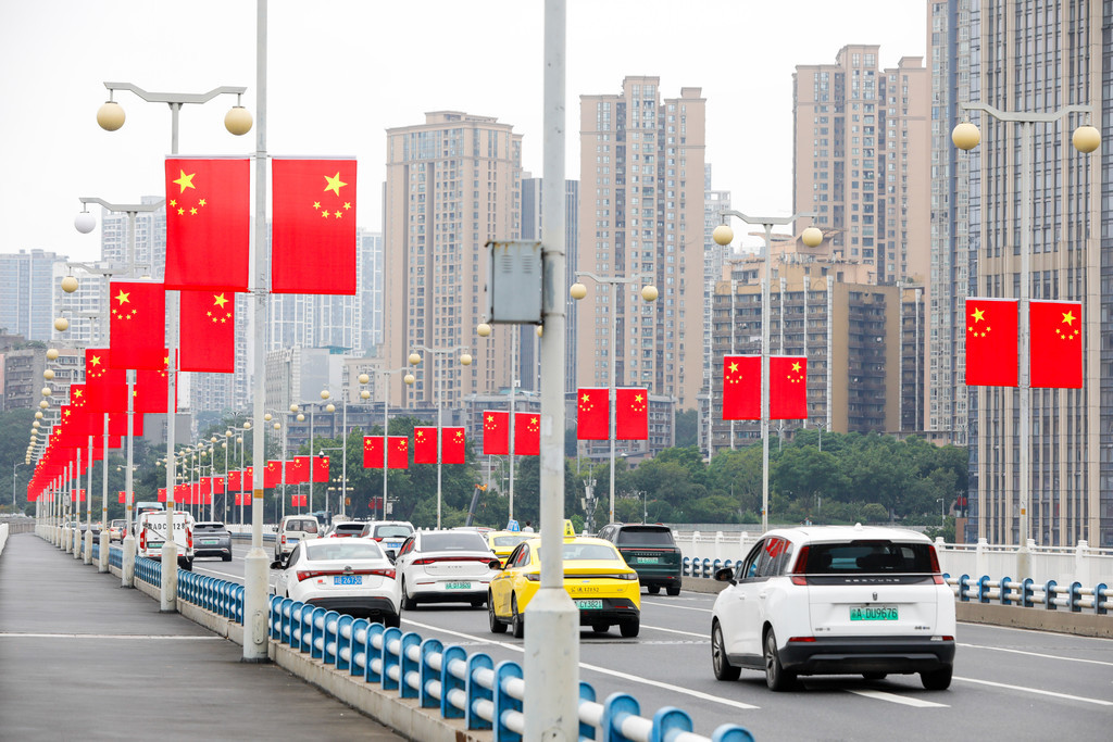 06——嘉陵江大桥,节日氛围越来越浓,最美是那一抹“中国红”。