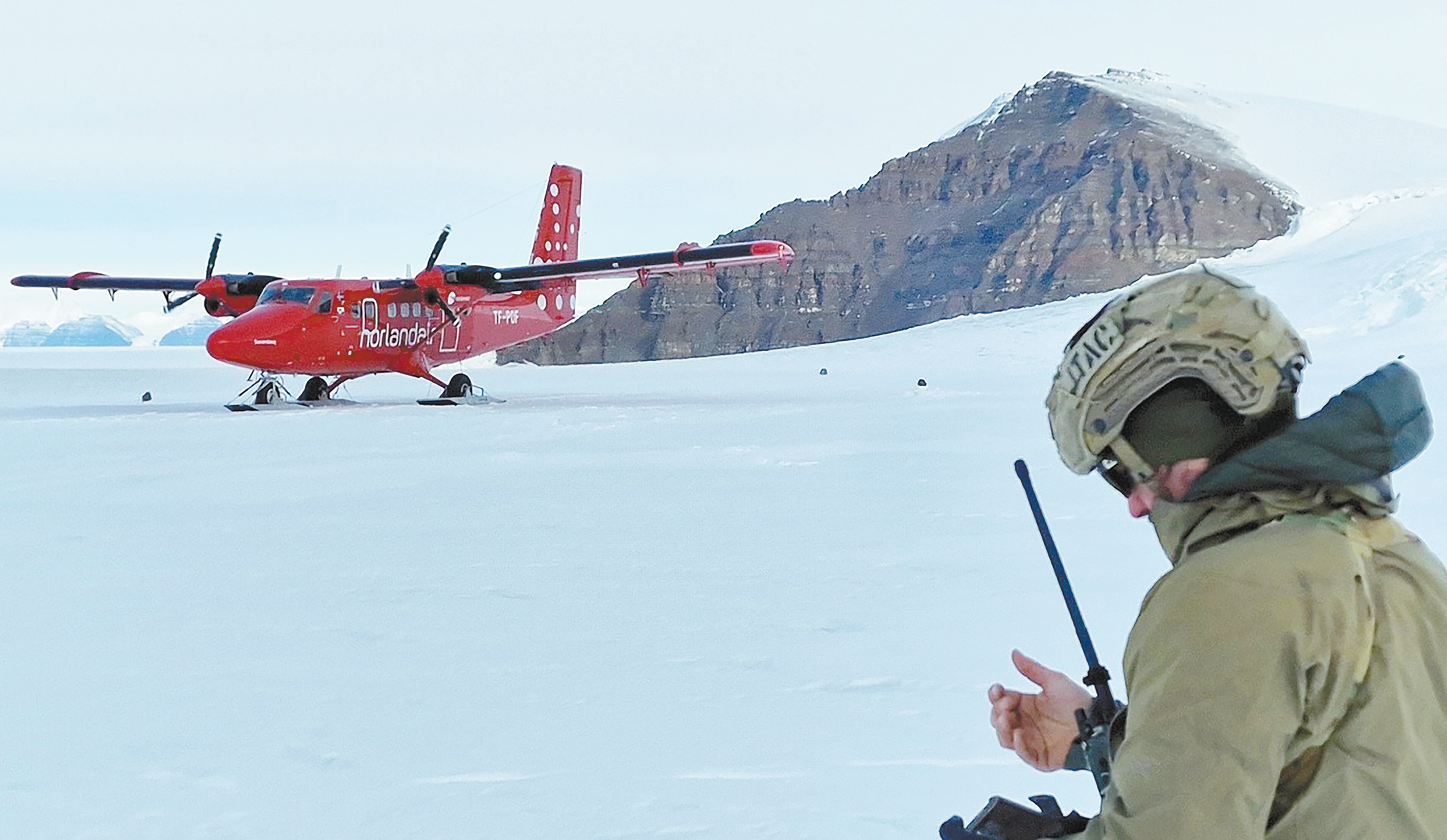 当地时间1月21日,丹麦陆军猎兵部队北极行动专业小组的成员到达格陵兰岛一些极端地形所在区域。(视觉中国)
