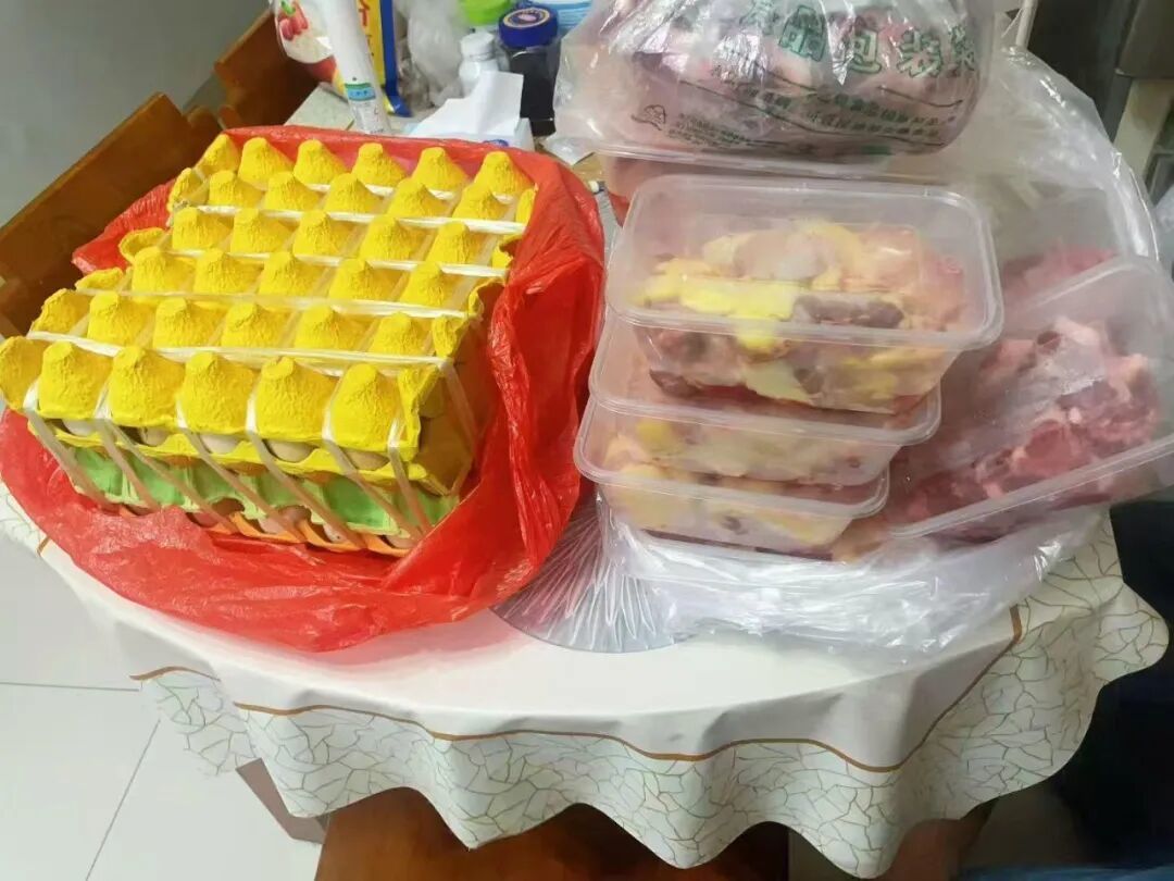 ▲陆翠连生前为儿媳准备的鸡蛋和鸡肉