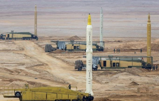 准备进行齐射的伊朗中程弹道导弹。