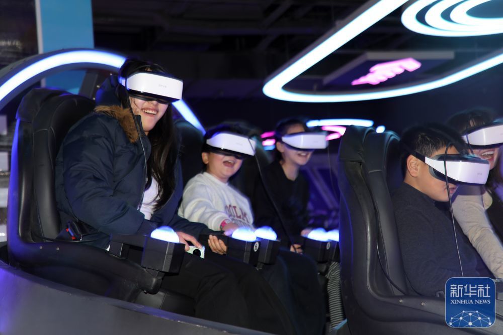 ↑ 1月2日,在山东省滨州市博兴县一家大型购物中心的游乐场,人们在消费体验游乐项目。新华社发(陈彬摄)