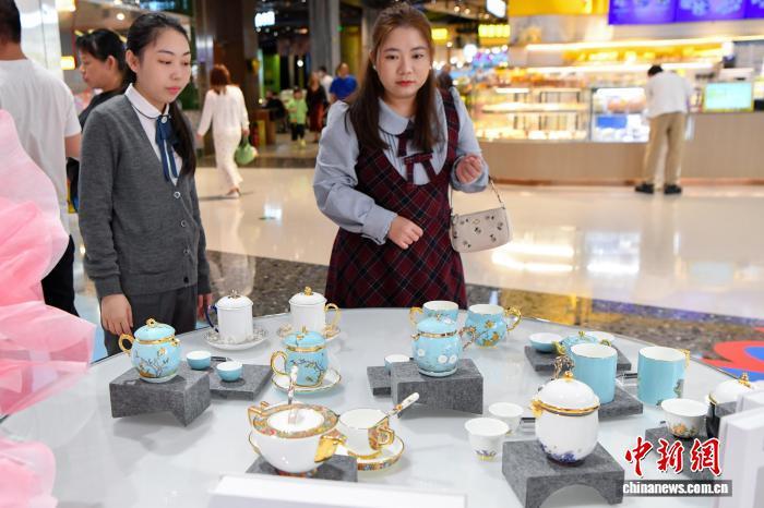 2025年11月1日，顾客在cdf海口国际免税城选购国产陶瓷制品。　 中新网记者 骆云飞 摄