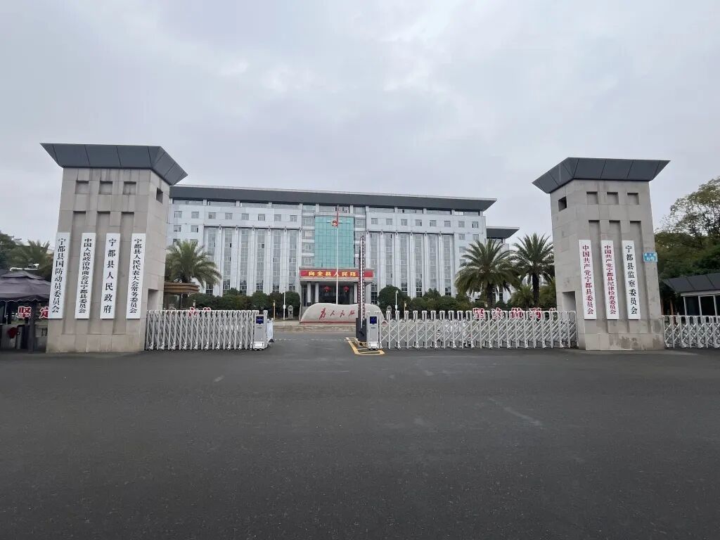 △在江西宁都，县政府大院停车位已实现春节、劳动节、国庆节、中秋节等节假日常态化开放。图自澎湃新闻