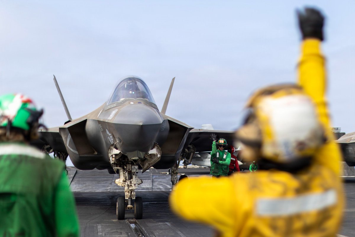 冲突期间，美军一架F-35C从林肯号起飞 美国中央司令部