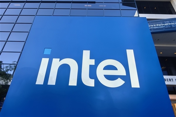 Intel股价暴涨超300%！特朗普：后悔当初只拿10%股份 Intel本应是全球最大的公司
