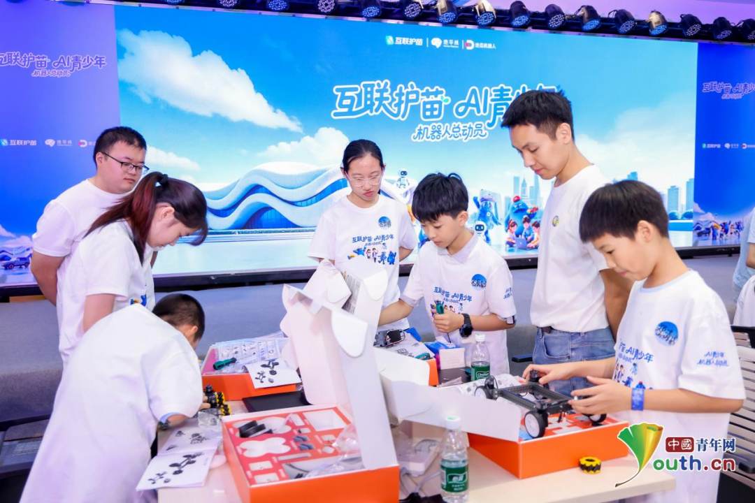 各小组协同拼装机器人