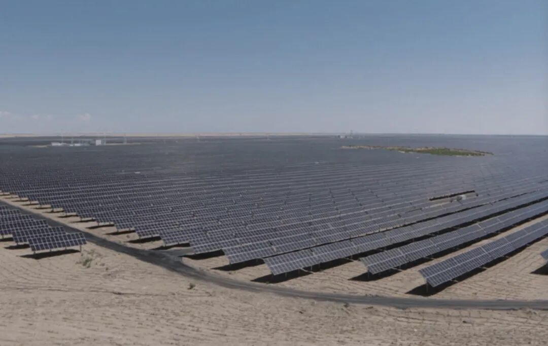 沙滩上有椅子描述已自动生成