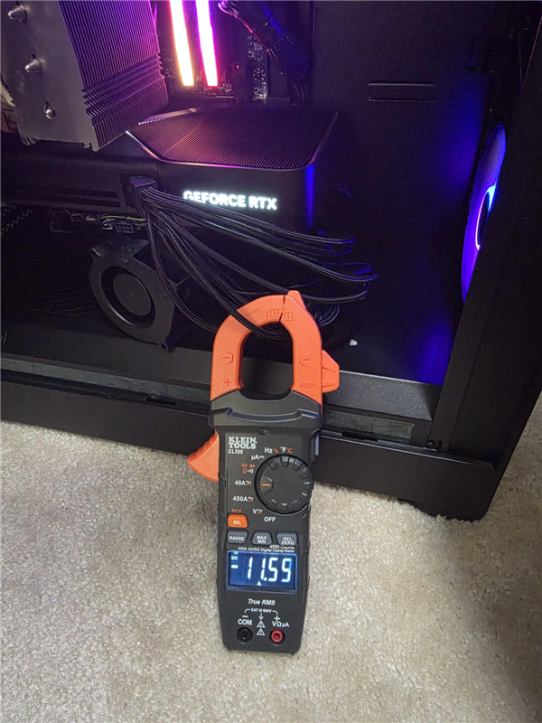 单线电流逼近12A!RTX 5090公版转接线被曝电流分配不均:偏差最高达4.52A