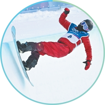 中国队运动员蔡雪桐在单板滑雪女子U型场地技巧资格赛中。本报记者 王 亮摄