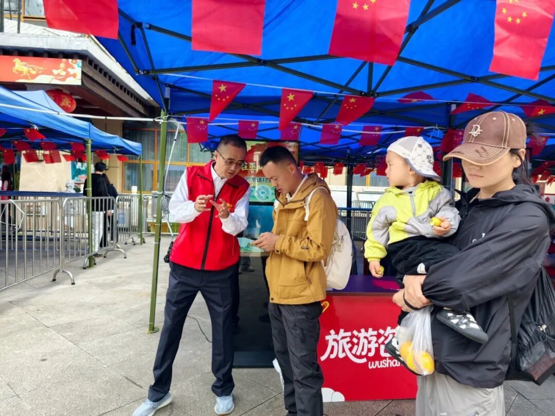 青海游客李先生正在咨询志愿者。鲁作炳 摄.jpg