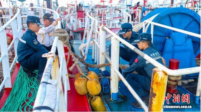 执法员检查船只。浙江海警局 供图