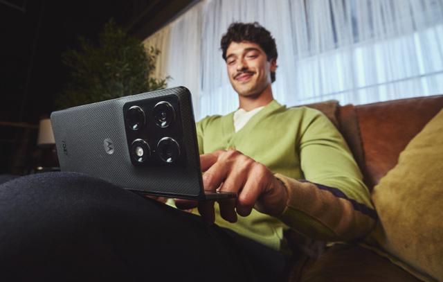 摩托罗拉首款大折叠手机motorola razr fold发布,1999欧元