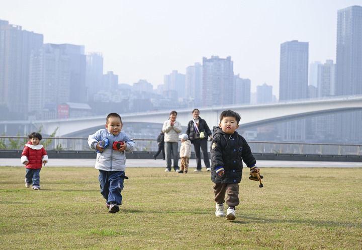 2026年1月5日,小朋友在重庆两江新区江北嘴江滩公园玩耍。新华社记者 王全超 摄