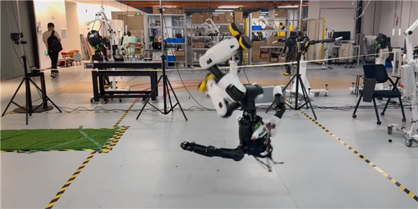 稚晖君现场捉弄机器人：不断变换握手角度 对方精准接招