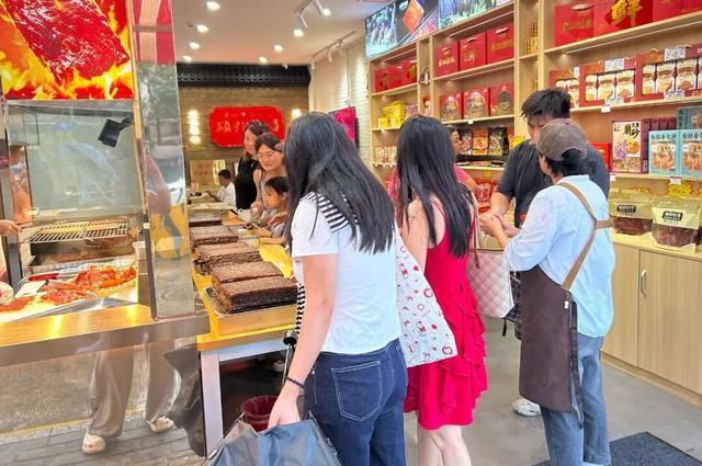 顺邦牧业线下门店人气满满。/企业供图