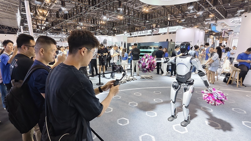 2025年7月26日，上海，在2025世界人工智能大会上机器人与观众互动。视觉中国 图