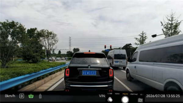 误踩油门小艺疯狂提醒“请抬脚”！车主：发现前车是库里南 全身都僵硬了